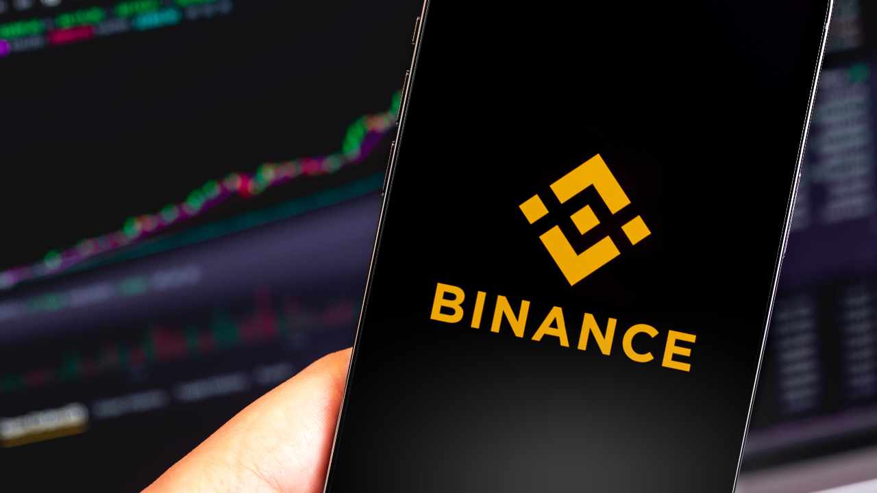 Binance suspends withdrawal to clear huge backlog