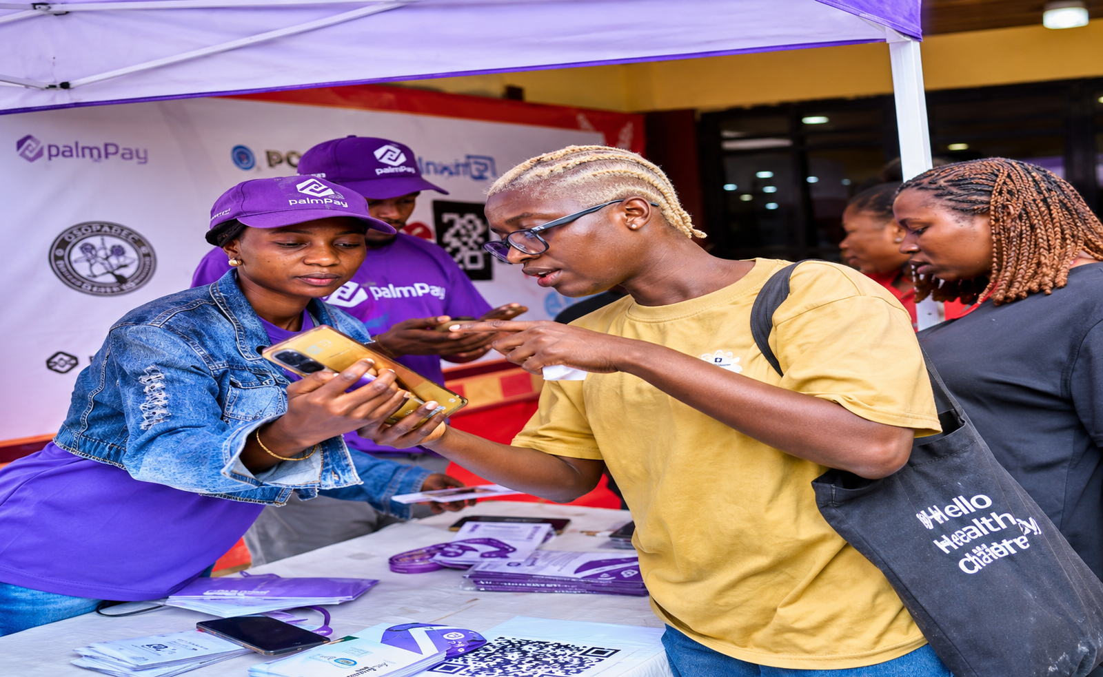 oung digital banking customers with PalmPay team at UNILAG